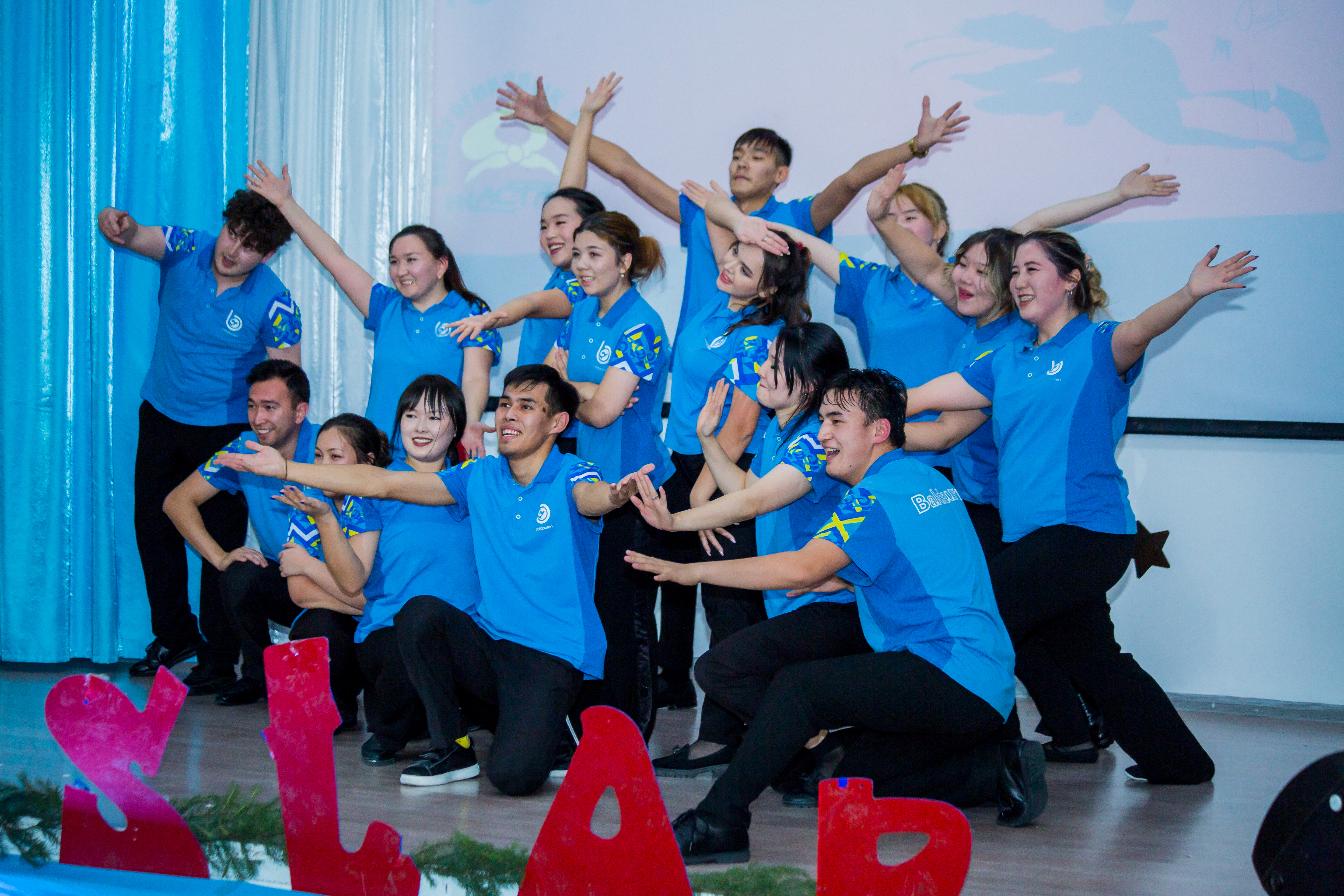 Әйел мен еркек бейнеленген түйе арқалы порно